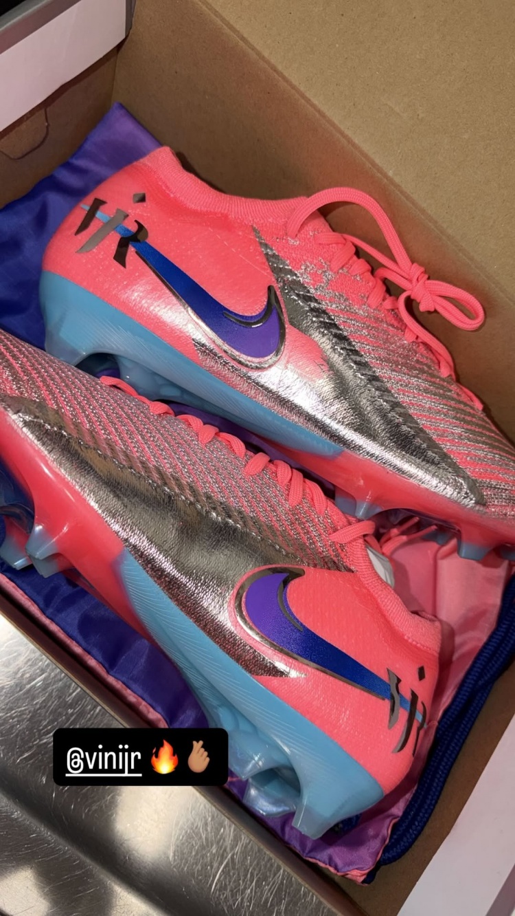 世界杯官网入口-了却一桩心愿！索博斯洛伊晒维尼修斯送给自己的专属战靴