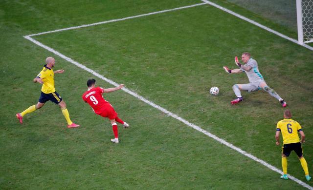 世界杯直播软件下载-莱万昂着头告别欧洲杯 他一己之力率波兰延续希望